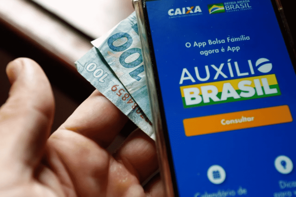 Vitrine eleitoral, Auxílio Brasil emperra