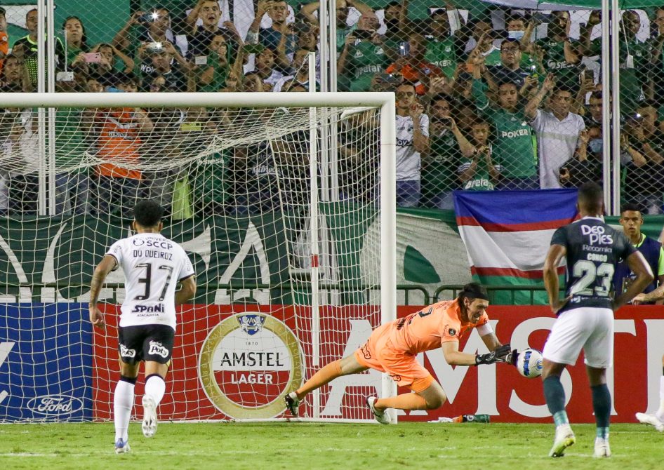 Corinthians e Deportivo Cali desperdiçam pênaltis e empatam