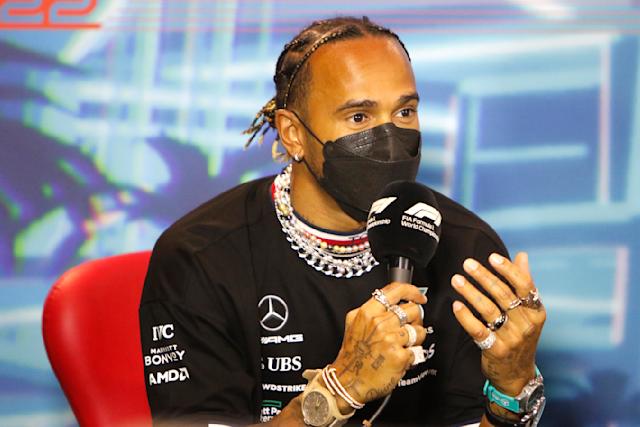 Hamilton protesta contra proibição de joias na F1