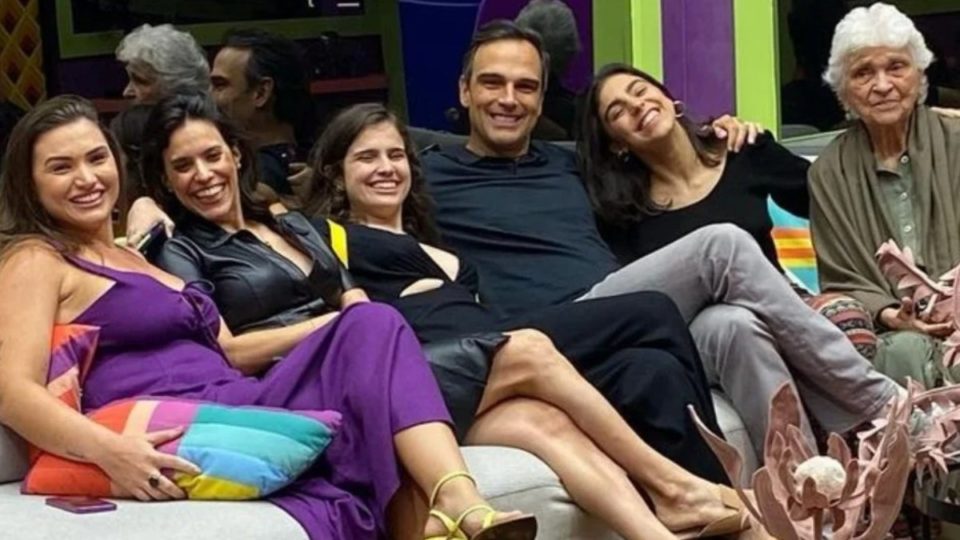 Tadeu Schmidt leva família para conhecer a casa do ‘BBB 22’