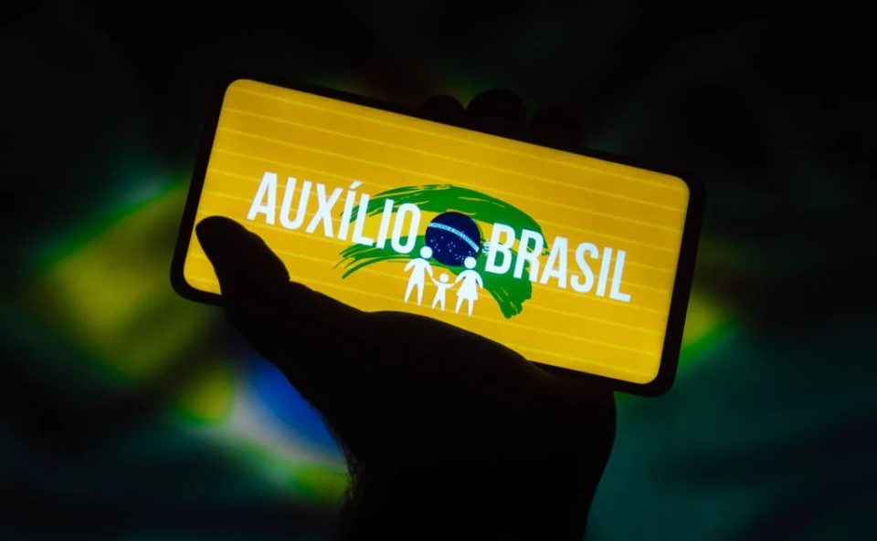 Fila do Auxílio Brasil explode e tem 2,78 mi de famílias