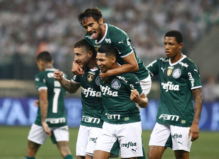 Palmeiras faz 4 gols em 7 minutos e goleia Atlético-GO