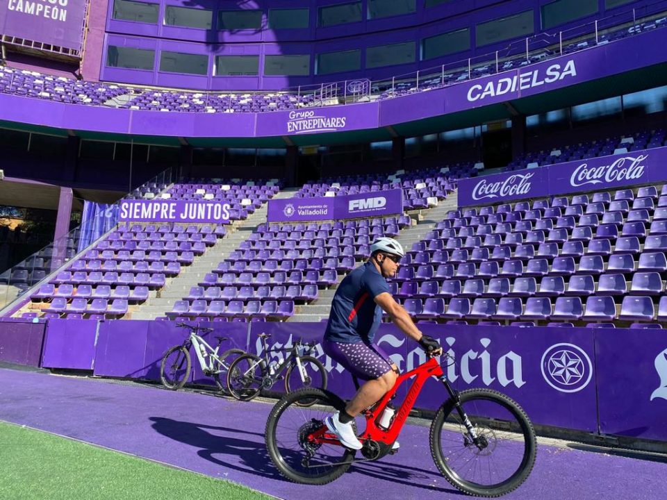 Ronaldo Fenômeno cumpre promessa de pedalar 500 km