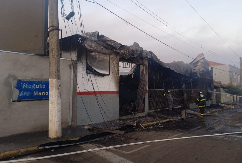 Incêndio destrói loja pneus em Assis