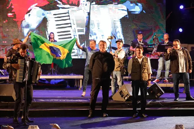 Bolsonaro é vaiado e xingado no palco do São João de Caruaru