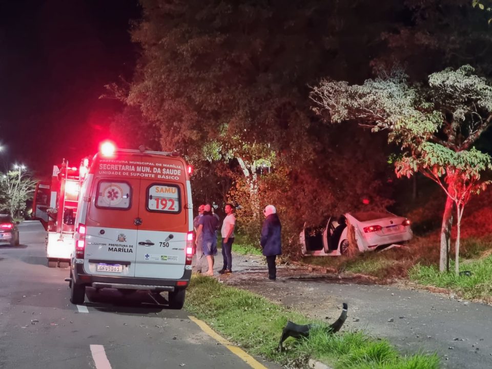 Carro atravessa pista de cooper e bate em árvore na av. das Esmeraldas