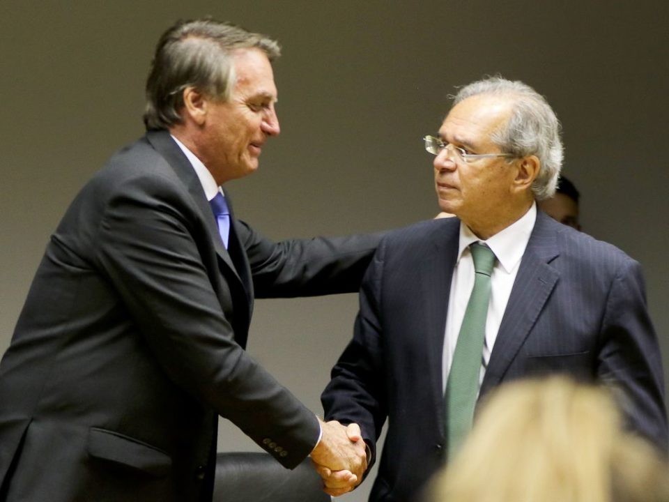 Bolsonaro cita pressões para demitir Paulo Guedes