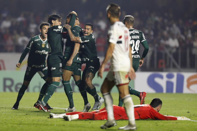 Com gols nos acréscimos, Palmeiras derrota o São Paulo