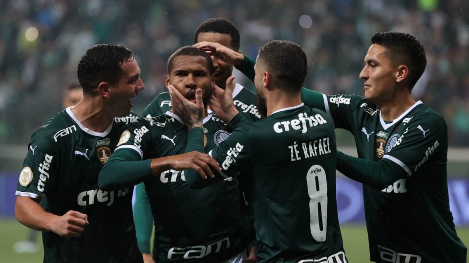 Palmeiras quebra tabu, vence Coritiba e retoma liderança