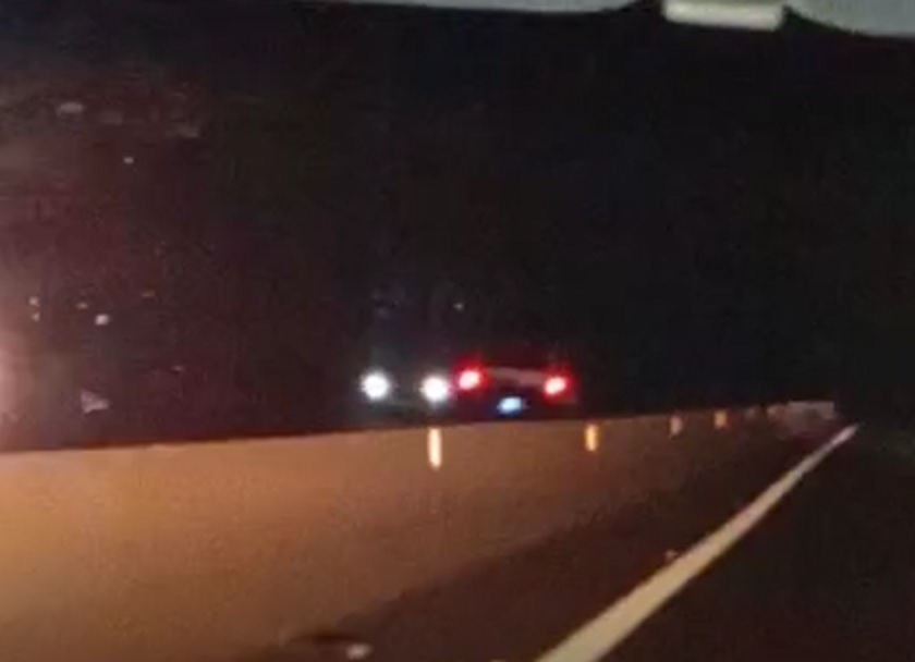 Carro é flagrado na contramão na rodovia SP-294