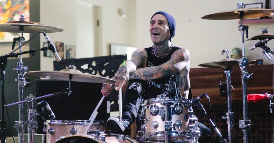 Travis Barker, baterista do Blink-182, é hospitalizado