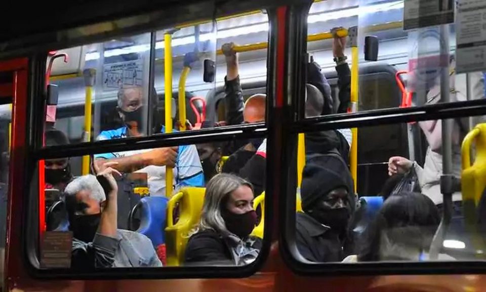 Gasolina cara faz pessoas trocarem carro por ônibus, diz estudo