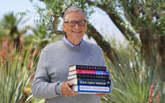 Gates publica tradicional lista de livros para as férias