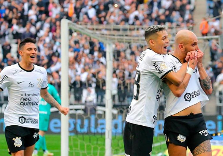 Corinthians vence Goiás e segue na cola do Palmeiras