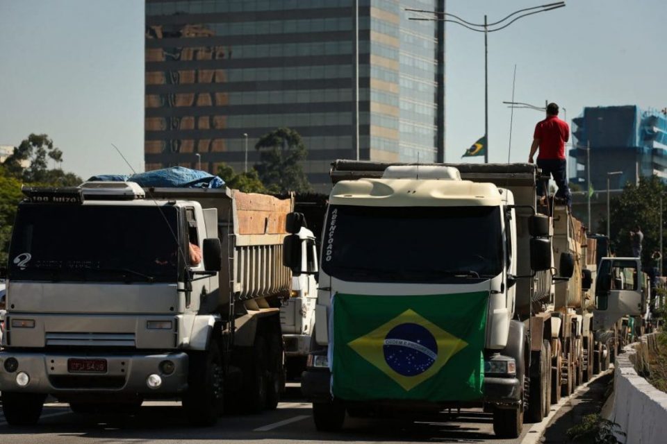 Governo avalia aumentar auxílio caminhoneiro para R$ 1 mil