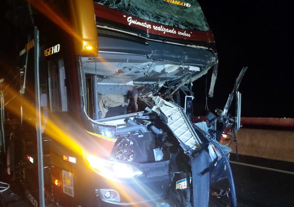 Motorista de ônibus morre em acidente com caminhão