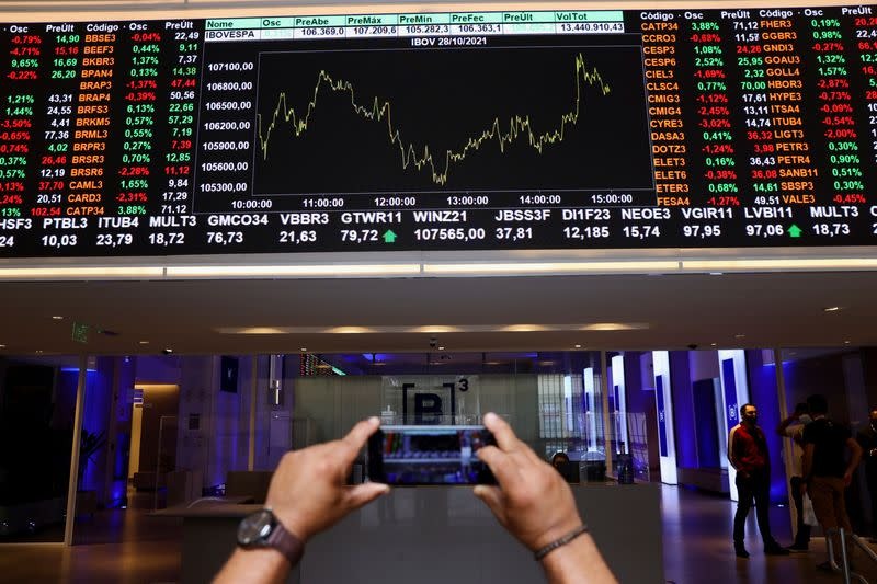 Ibovespa sobe 0,03%, a 99,8 mil, com foco em Petrobras