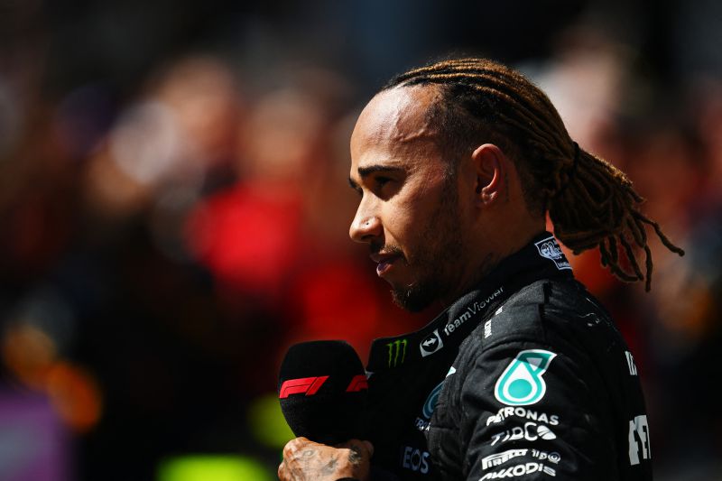 Lewis Hamilton rebate racismo de Piquet em português