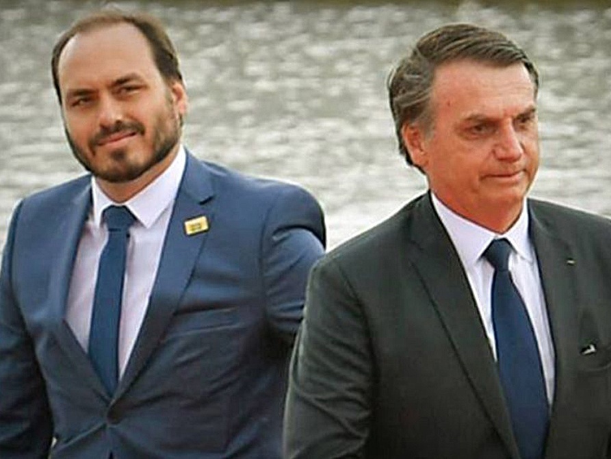 Carlos Bolsonaro critica marketing da campanha do pai