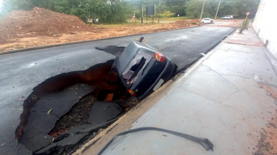 Temporal causa vários estragos em Bauru