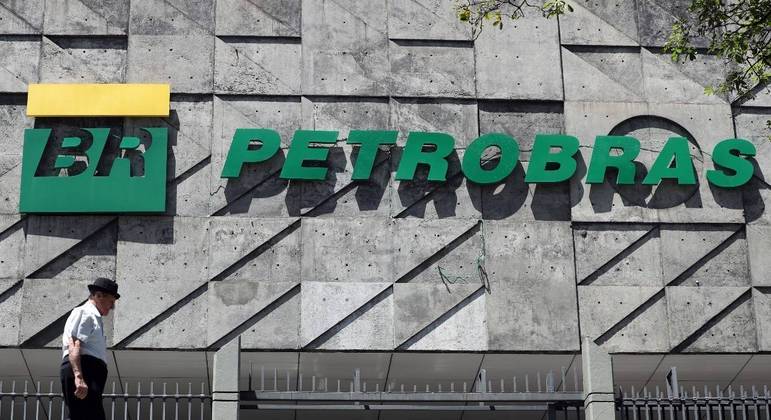 Petrobras avalia suspender paradas em refinarias