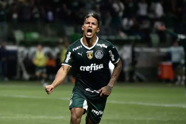 Palmeiras vence Cuiabá e reassume liderança do Brasileirão