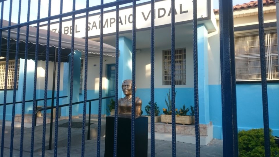 Rapaz é preso por furto de celular em escola