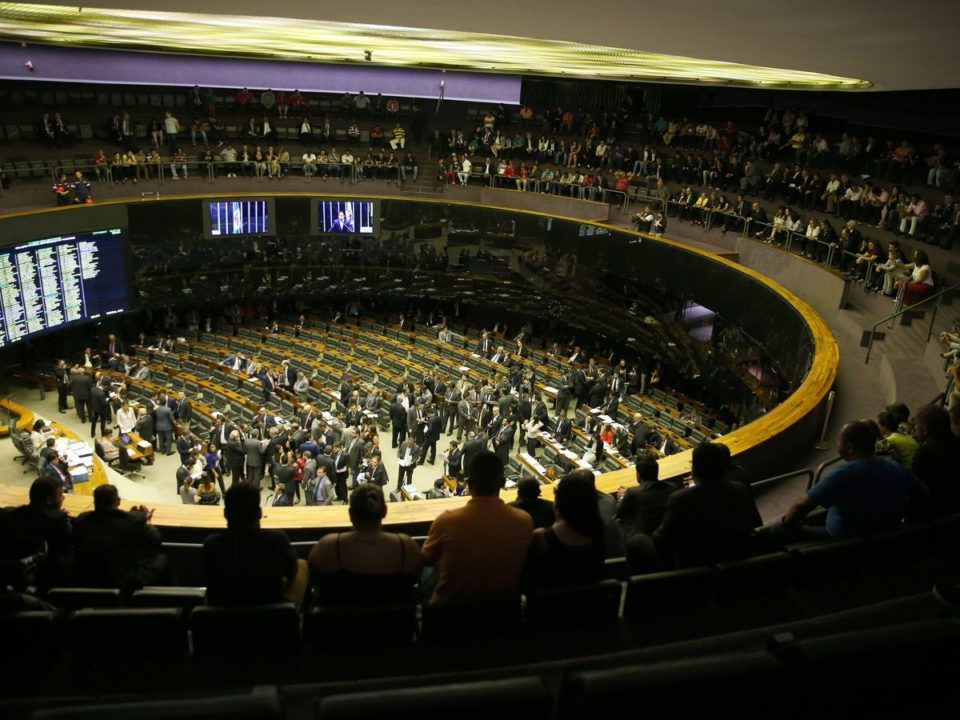 Eleição de deputado atrai número recorde de ex-governadores