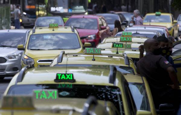 Governo prevê pagar auxílio a taxistas e caminhoneiros em agosto