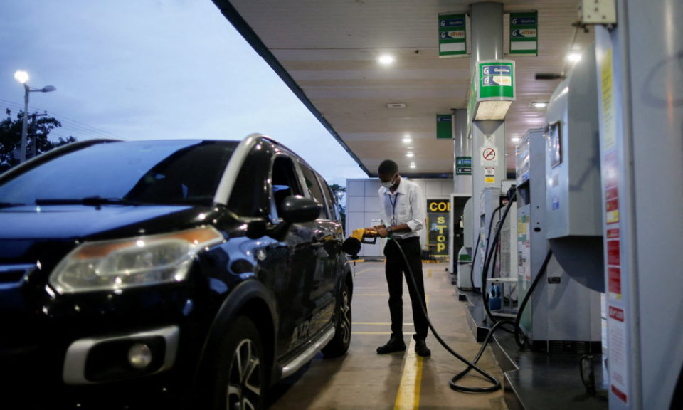 Gasolina tem quarta semana de queda consecutiva no Brasil