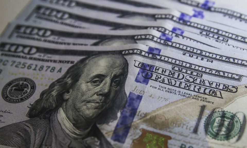 Após cinco pregões de alta, dólar cai 1,42% com alívio externo