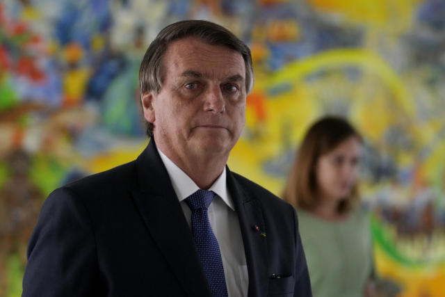 ‘Não dormi a noite toda, febre, gripe’, diz Bolsonaro a apoiadores