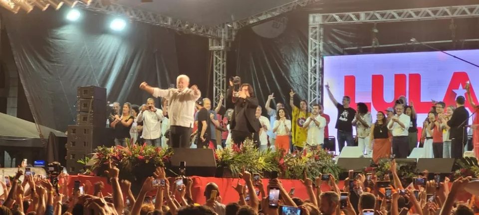 Bomba com fezes é lançada em evento com Lula no Rio de Janeiro