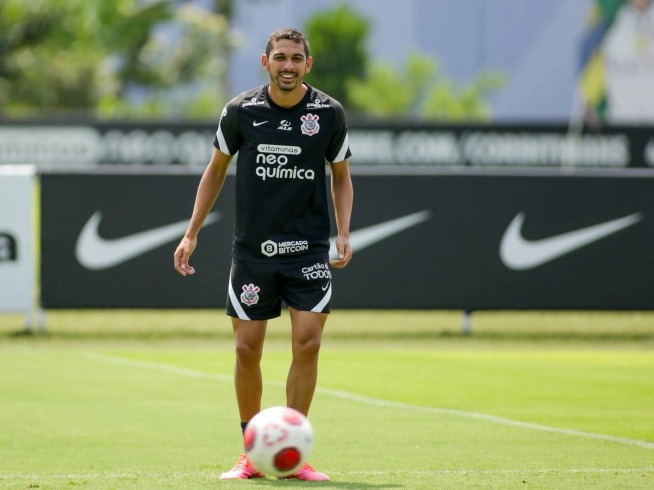 Bruno Melo deve ser o lateral esquerdo do Corinthians contra o Santos