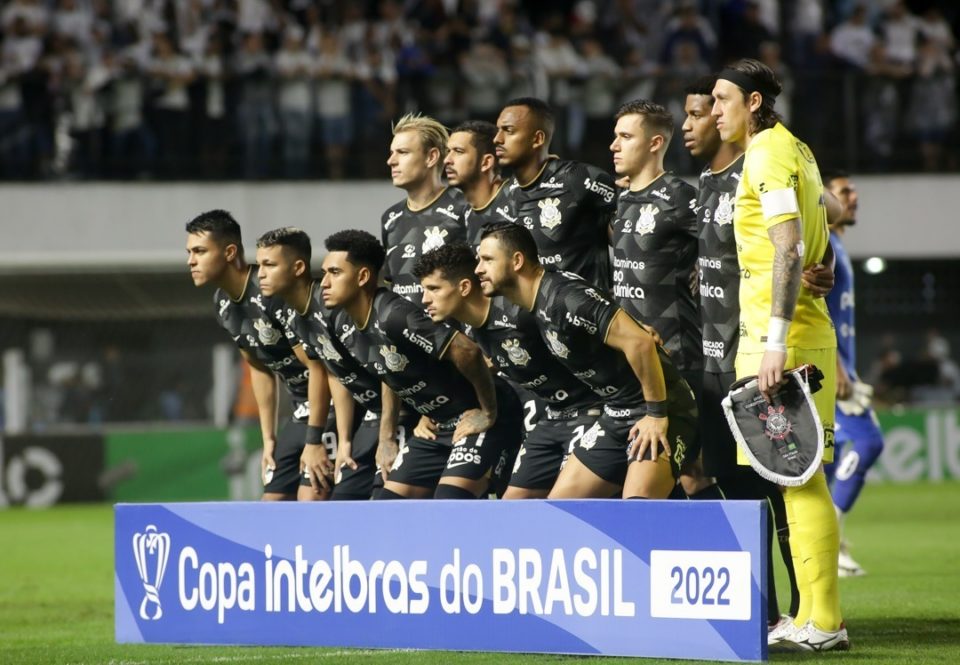 Corinthians perde para o Santos, mas avança na Copa do Brasil