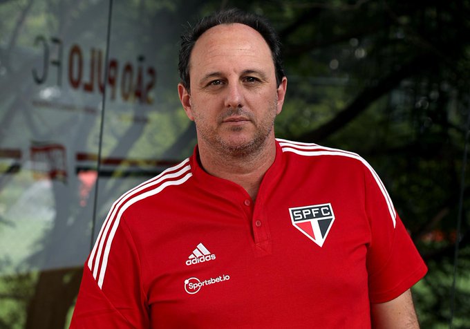 Rogério Ceni estende contrato com o São Paulo até o fim de 2023