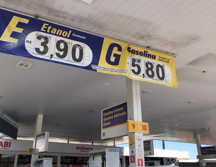 Preço da gasolina tem 2ª queda e já custa menos de R$ 6