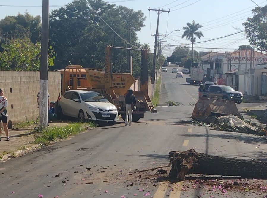 Caçamba cai de caminhão e causa acidente na zona Leste