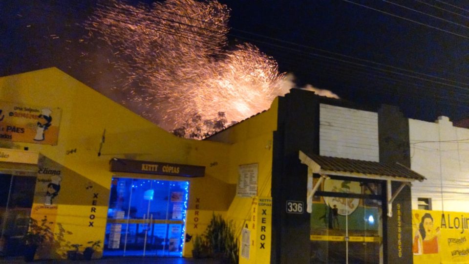 Imóvel pega fogo no Centro de Garça