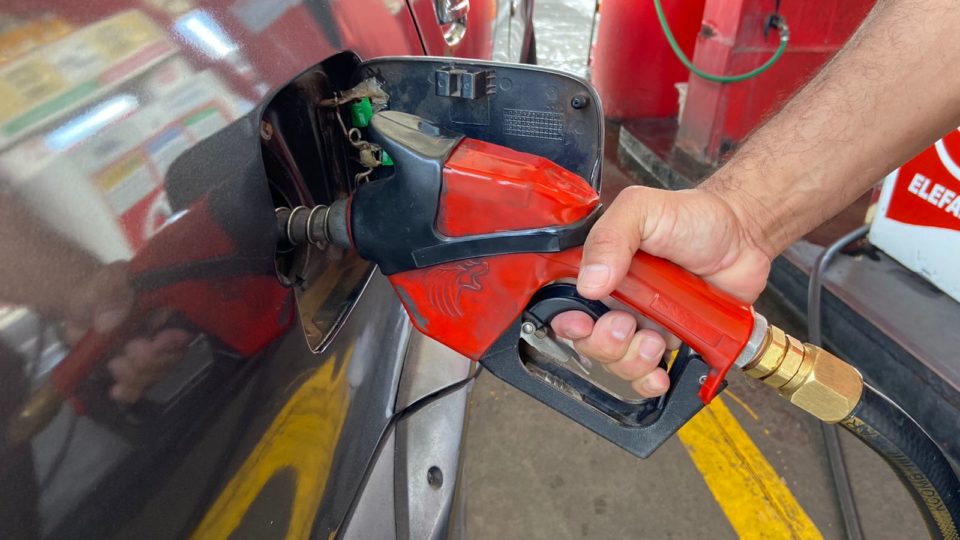 Preço da gasolina tem nova redução e litro chega a R$ 5,20