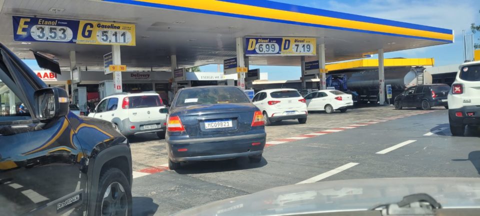 Motoristas fazem fila para aproveitar 5ª queda da gasolina