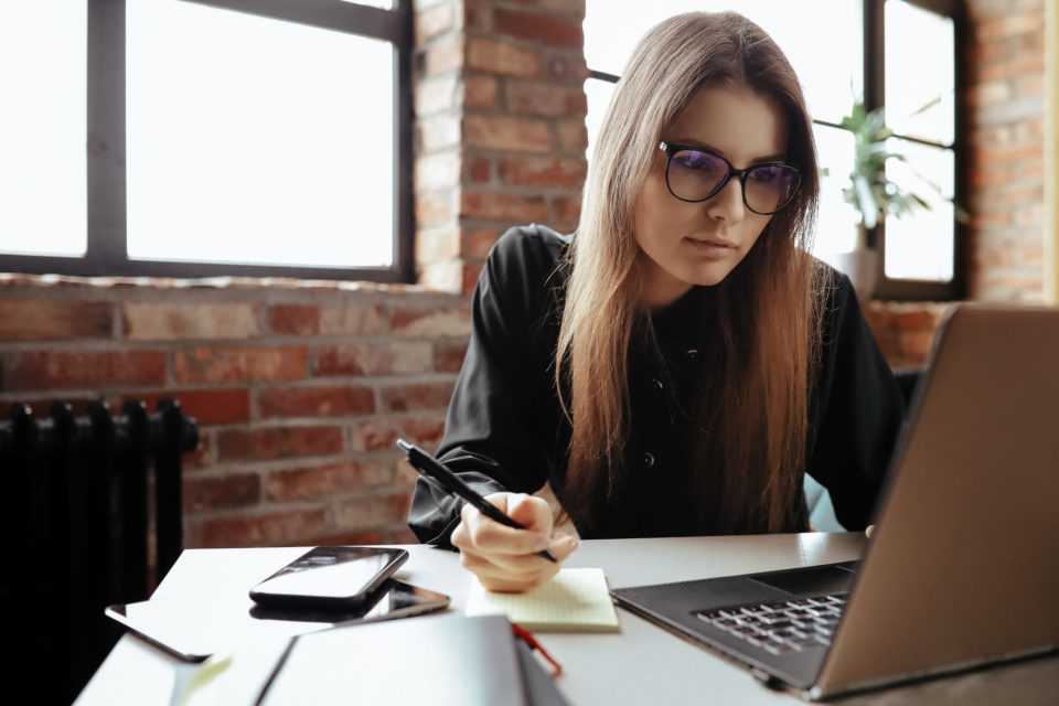 Conheça as opções de emprego para quem quer trabalhar em casa