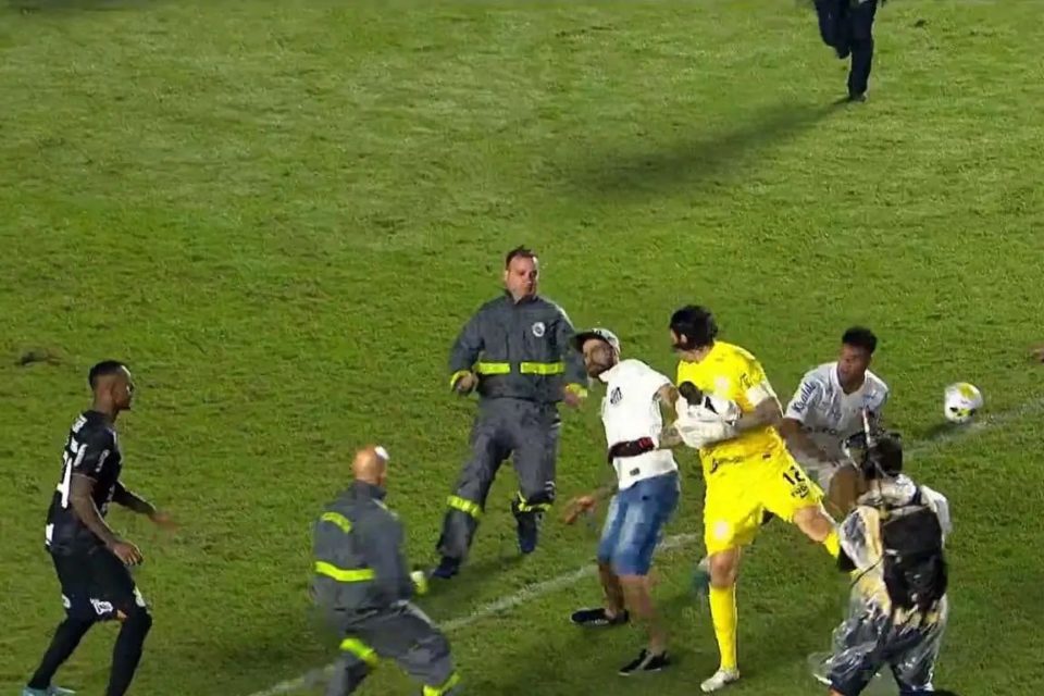 Torcida santista invade gramado após queda na Vila Belmiro