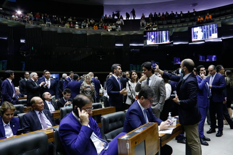 Câmara aprova PEC do piso da enfermagem em primeiro turno