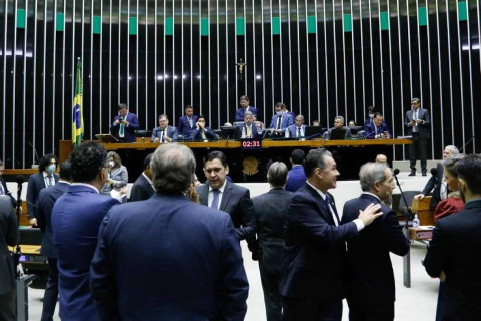 ‘PEC Kamikaze’: Câmara rejeita destaques e encerra votação