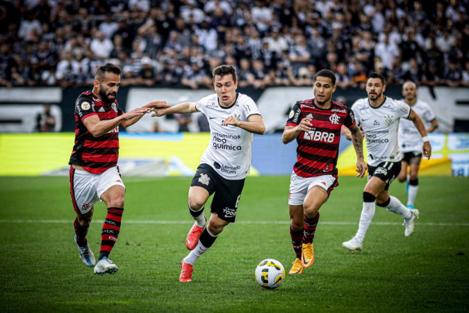 Corinthians vence Flamengo com gol contra de Rodinei