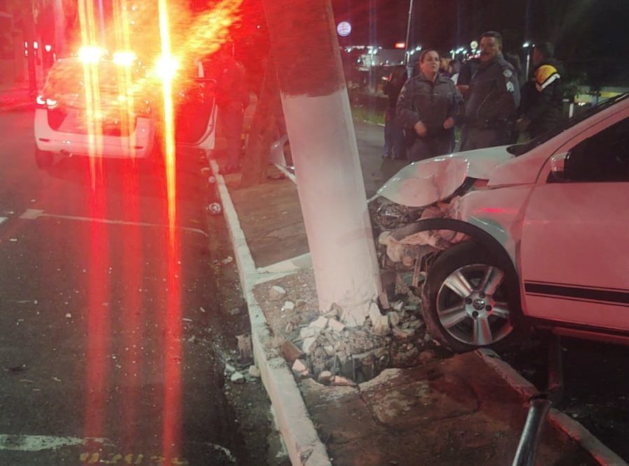 Carro invade pista de cooper e bate em poste na Esmeraldas