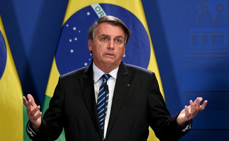 PF vê possível crime de Bolsonaro por ligar Aids à vacina