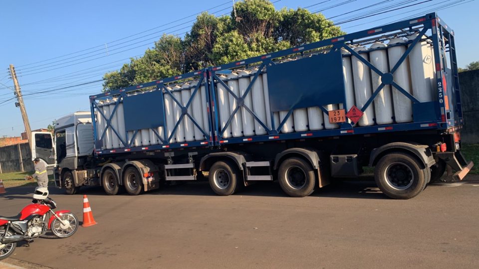 Vazamento de gás metano isola rua em Bastos