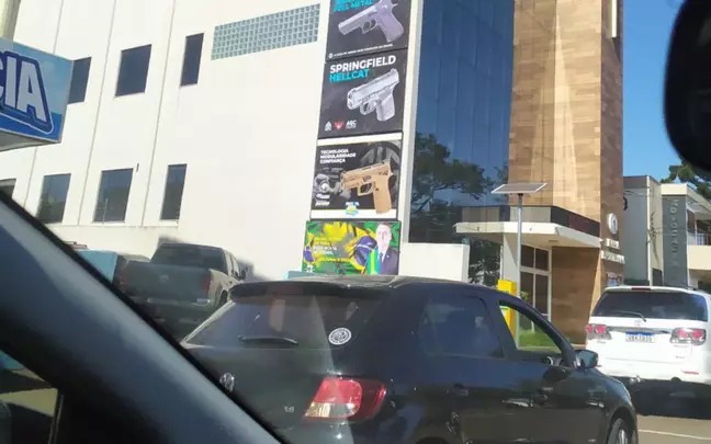 Muro de igreja tem propaganda ilegal de armas e de Bolsonaro